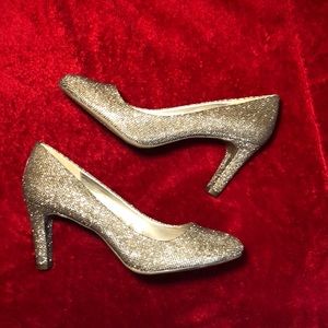 Silver sparkly Bandolino flex pumps (9)